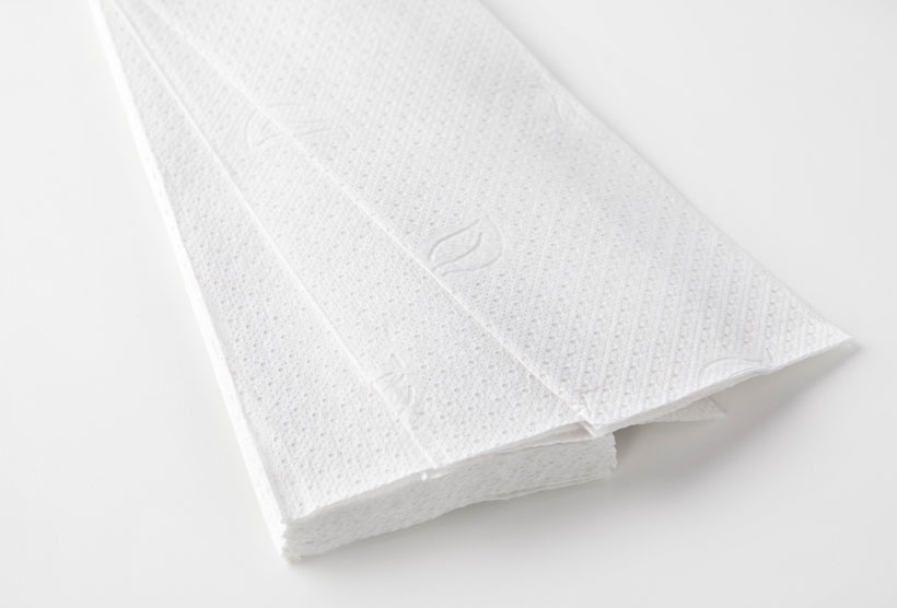 Gros plan sur les essuie-mains à plis multiples de qualité supérieure Cascades PRO Perform® avec motif de feuille en relief.