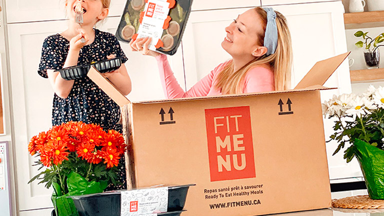 Un maman et ça petite filles avec des aliments dans les mains